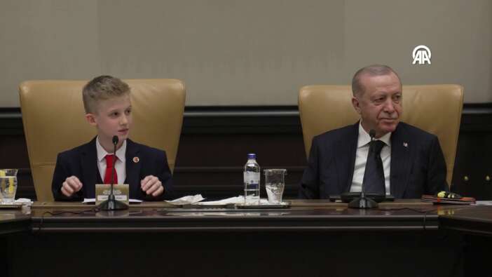 Türkiye'nin yarınları Külliye'de... Cumhurbaşkanı Erdoğan koltuğunu çocuklara devretti