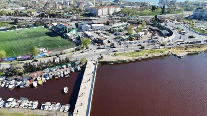 İstanbul'da korkutan görüntü: Küçükçekmece Gölü neden bir anda kırmızıya döndü?