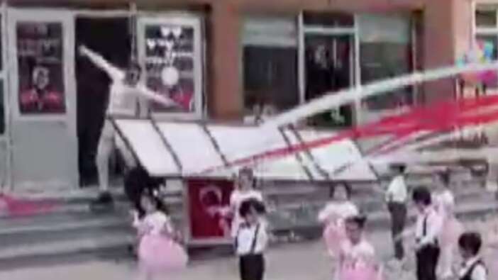 Gösteri sırasında panik anları! Öğretmenin kafasına tabela düştü...