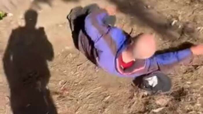 BU DA OLDU! İzmir'deki iki genç yaşlı adamı vahşice darbetti! Korkunç anları sosyal medyada paylaştılar...