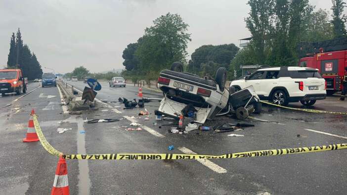 Feci kaza! Sinyalizasyon direğine çarpan otomobil takla attı