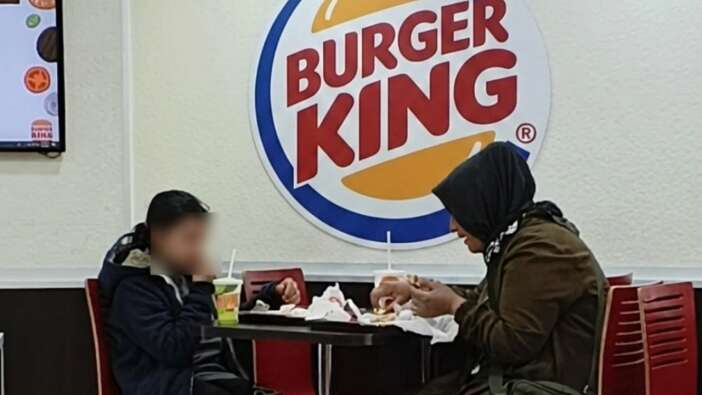 Bakanlık gereğini yaptı: Anne kızını içeri almayan Burger King'e ceza yağdı!