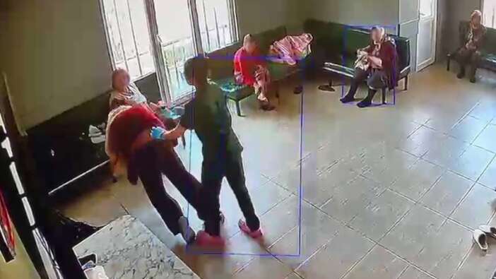 Yaşlı bakım merkezinde skandal! Hastaya şiddet ve tükürme kamerada