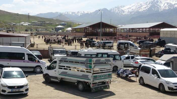 Van'da hayvan pazarında kavga çıktı! Mera inadı kanlı bitti: 1 kişi öldü, 13 kişi yaralandı!