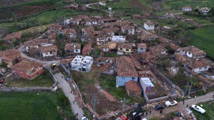 Çorum'da hortum: Evler hasar gördü, 5 kişi yaralandı
