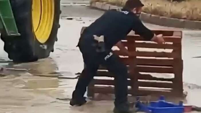 Samsun'da sel baskını! Polis memurunun yoğun çabası gözden kaçmadı
