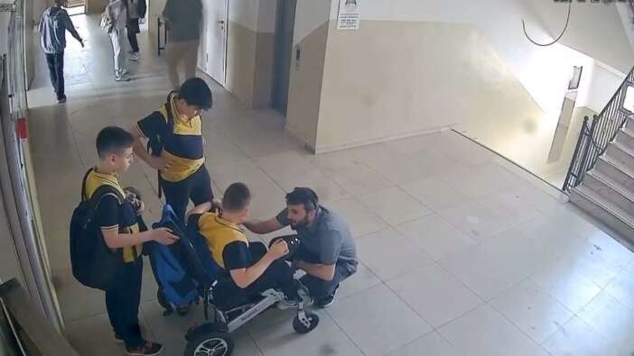 Bursa'da yürek ısıtan görüntüler! Engelli öğrencisini sırtında taşıdı
