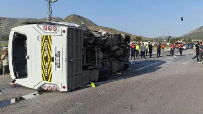 Mersin’de öğrenci servisi devrildi: 17 kişi yaralandı