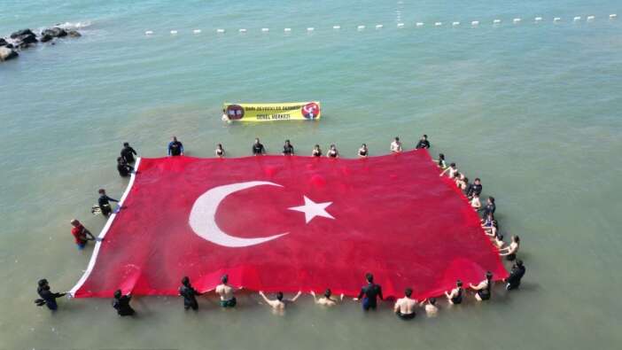 Hatay'da denizde 138 metrekarelik Türk bayrağı açıldı