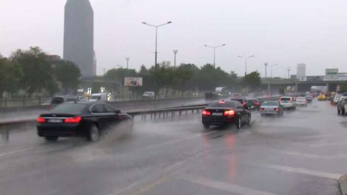 Meteoroloji uyarmıştı! İstanbul'da yağış etkisini artırdı: Yollar göle döndü