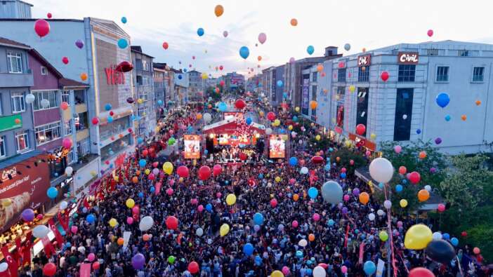 Sultanbeyli'de kanseri yenen Zeyd için binlerce balon gökyüzüne bırakıldı!