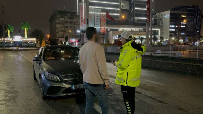 Polisin alkollü sürücüyle imtihanı! Kadın sürücü alkolmetreyi üflemedi, polise karşı çıktı