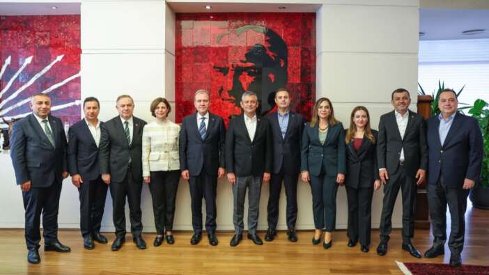 CHP'de kartlar yeniden karılıyor: Özgür Özel'in işgal ettiği genel merkezdeki fotoğrafta büyük çatlak! Mansur Yavaş, Cemil Tugay ve Zeydan Karalar neden yok?