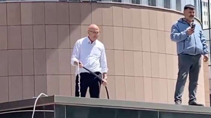 CHP'de bir garip olay daha! Hortumla çatıya çıkan Mahmut Tanal'a protesto! "Hortumcu Mahmut..."