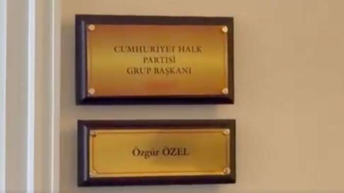 Özgür Özel'in TBMM'deki unvanı değişti! CHP Grup Başkanı tabelası asıldı...