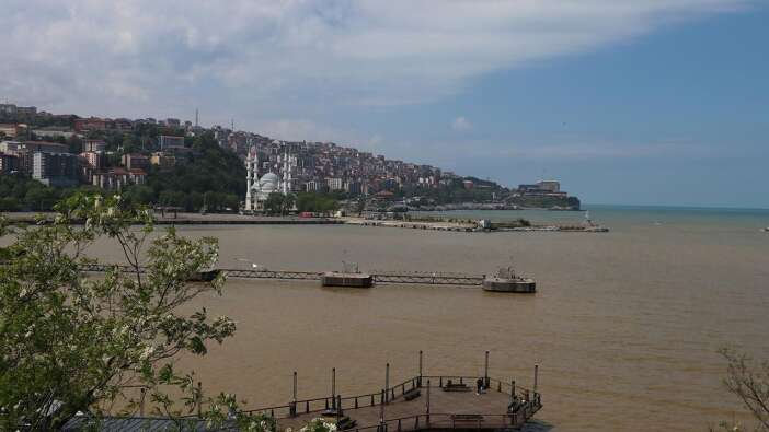 Zonguldak'ta denizin rengi kahverengiye döndü