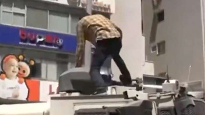 Özgür Özel'in İzmir mitinginde ortalık karıştı! Bir CHP'li TOMA'ya çıkıp tekme attı