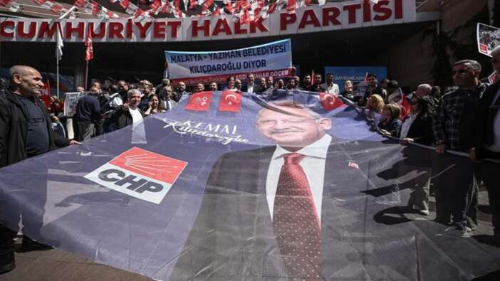 CHP Genel Merkezi'nde hareketlilik! Kılıçdaroğlu’nun mitinginde olay yaratan pankart! "Otel odalarında biz yoktuk, siz vardınız"