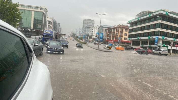 Ankara'da sağanak! Yollar göle döndü, trafik kilitlendi
