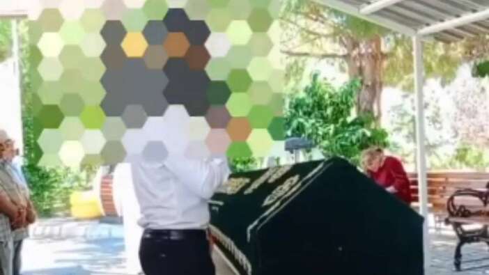 Yer İstanbul! Sosyal medya bu kareyi konuşuyor: Cenaze namazı Türkçe kılındı
