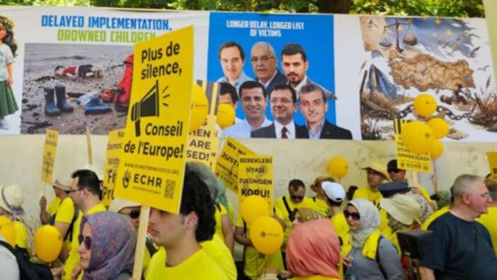 Avrupa'da maske düştü: Firari FETÖ’cüler Strazburg’da Ekrem İmamoğlu maskeleriyle yürüdü!