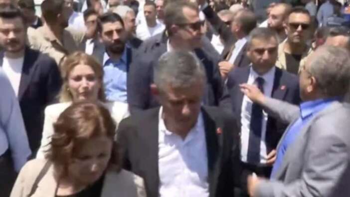 Diyarbakır'da Özgür Özel'e "Hain Kemal" sloganları atıldı! Sezgin Tanrıkulu bakın ne yaptı...
