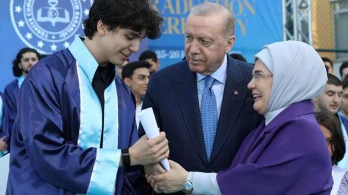 Erdoğan ailesinin en mutlu günü: Cumhurbaşkanı Erdoğan torunu Ömer Tayyip Erdoğan'a diplomasını kendi elleriyle verdi!
