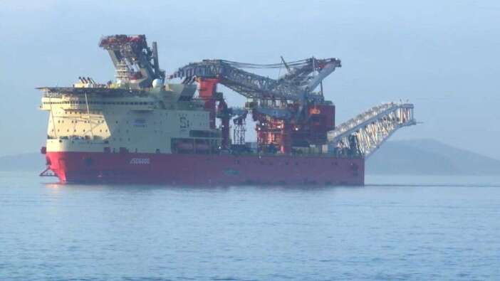 İstanbul Boğazı'nda dev gemi geçişi: Trafik çift yönlü durduruldu