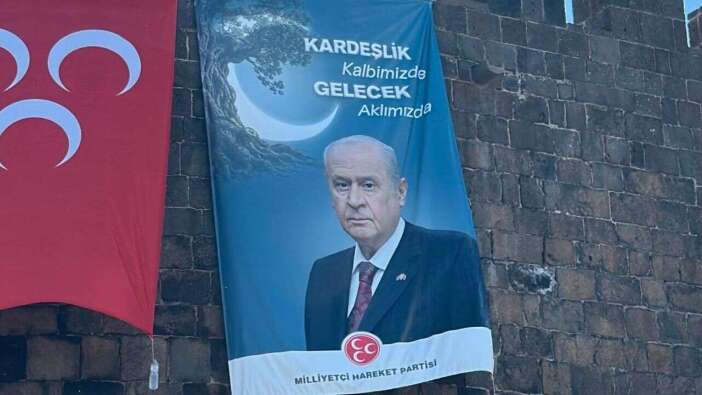 Diyarbakır surlarına Devlet Bahçeli posteri ve MHP bayrağı asıldı: Kardeşlik kalbimizde, gelecek aklımızda
