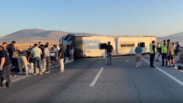 SON DAKİKA | Kütahya-Afyonkarahisar kara yolunda feci kaza! İstanbul-Kuşadası otobüsü devrildi: 31 yaralı var