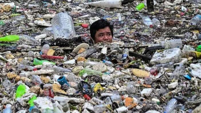 Filipinler’de şoke eden manzara! İnsanlar tonlarca çöpün içinde yüzüyor