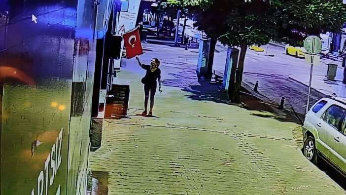 Turizm beldesinde Türk bayrağını çakmakla yakmaya çalışan kadın kıskıvrak yakalandı