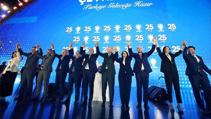 AK Parti’ye 3 milletvekili ve 7 belediye başkanı katıldı