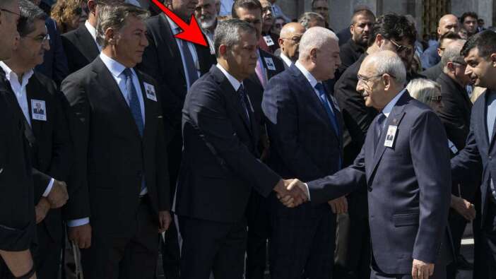 Karşılama sıcaktı ama sonunda soğuk rüzgarlar esti... Özgür Özel ve Kılıçdaroğlu uzun bir aranın ardından ilk kez tokalaştı!