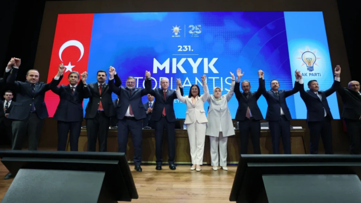 Biri İzmir'den 4 belediye AK Parti'ye katıldı! Başkanların rozetlerini Erdoğan taktı
