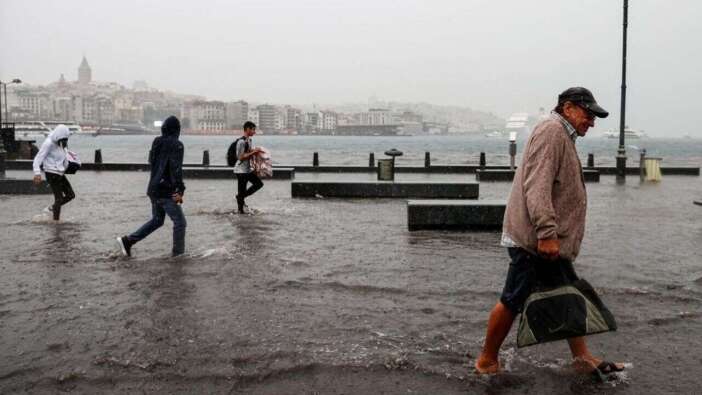 İstanbul için saat verildi! Uyarı üstüne uyarı geldi: Kuvvetli sağanak bekleniyor