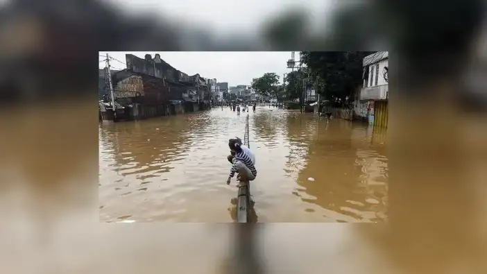 Endonezya ile Ankara'daki sel manzaraları birebir aynı... Başkentte yollar çöktü, otomobiller sulara gömüldü!