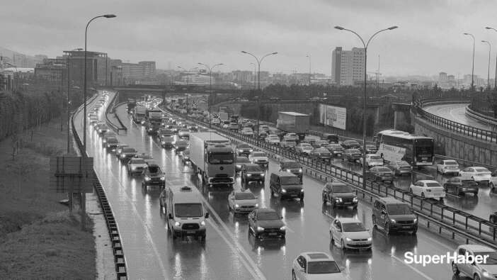 İBB haritası kırmızıya boyandı! Yağmur yağdı, İstanbul trafiği felç oldu
