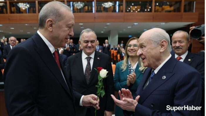 Devlet Bahçeli, Cumhurbaşkanı Erdoğan'a kırmızı ve beyaz gül takdim etti
