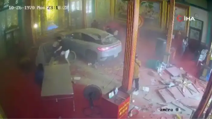 'Tanrılar'a araba çarptı! Korku dolu anlar: 3 yaralı!