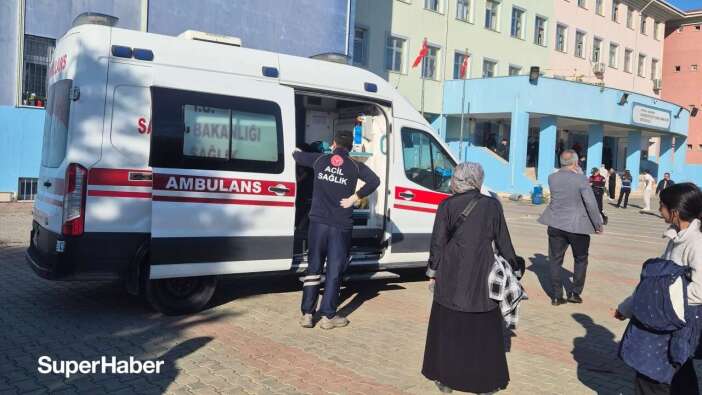 İstanbul Başakşehir'deki Şeyh Şamil İmam Hatip Ortaokulu'nda bıçaklı saldırı! Acı haber geldi: Yaralı öğrencilerden biri hayatını kaybetti