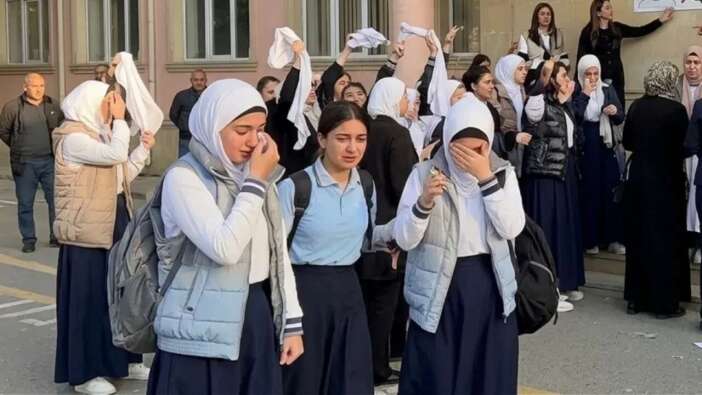 Azerbaycan'da başörtülü-başörtüsüz omuz omuza: Okul kapılarında tarihi dayanışma!