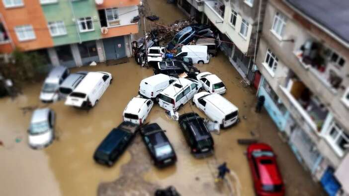 İstanbul'da kabus gecesi... Sel felaketinin boyutu gün ağarınca ortaya çıktı! Arabalar üst üste yığıldı...