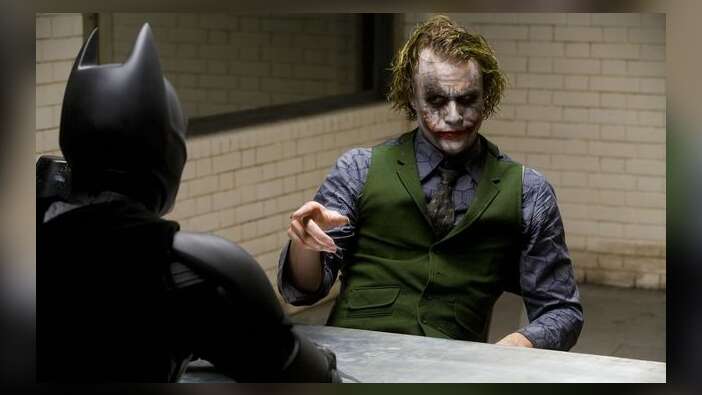 Joker'in (Heath Ledger) hayat hikayesi izleyiciyle buluşuyor