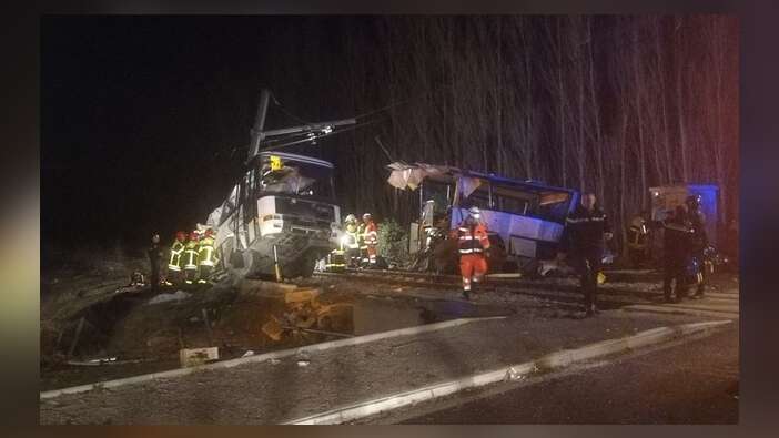Fransa'da tren okul otobüsüne çarptı: 4 ölü, 19 yaralı...