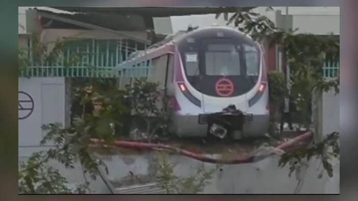 Hindistan'da sürücüsüz metro duvara girdi / VİDEO