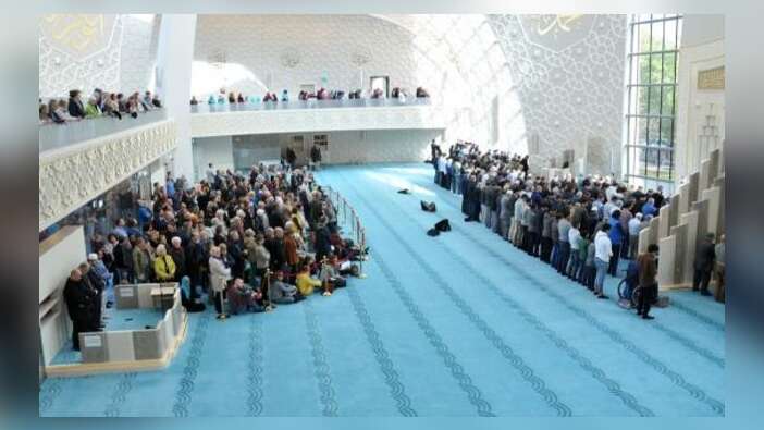 Köln Merkez Camii'ne turistlerden yoğun ilgi! Namaz kılanları izlediler...