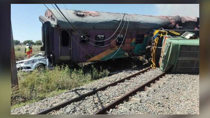 Tren, kamyon ve otomobil birbirine girdi: En az 12 ölü!