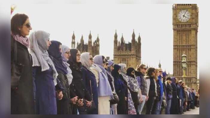 Westminster Köprüsü üzerinde teröre karşı el ele