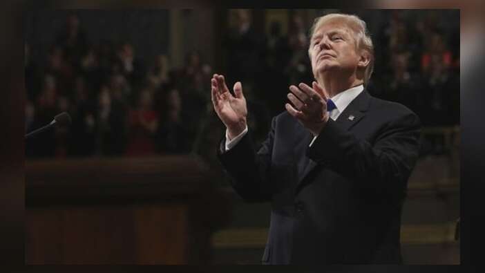 Trump 6 dakika boyunca kendini alkışladı!